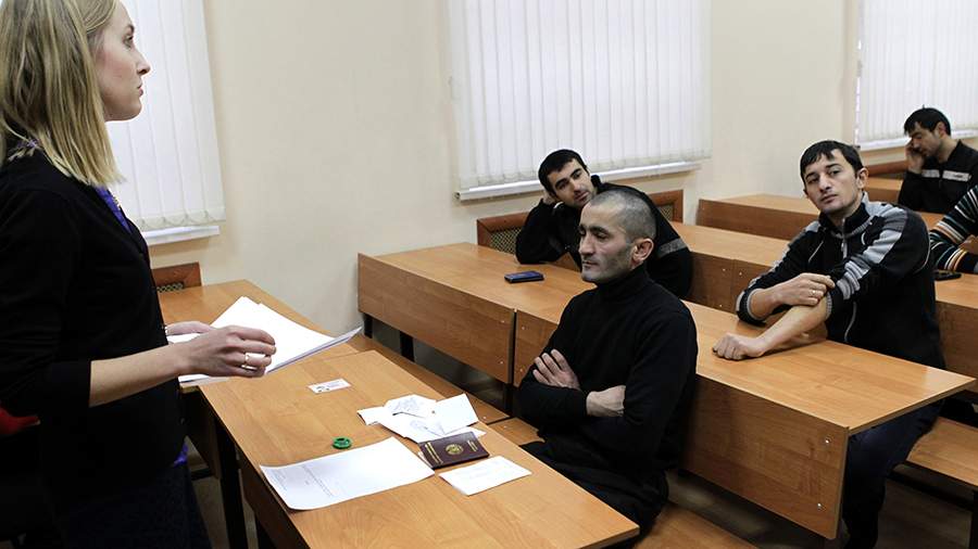 В ряд актов Правительства внесены изменения, закрепляющие полномочия Правительства на установление перечня государственных учреждений, проводящих экзамены для иностранцев