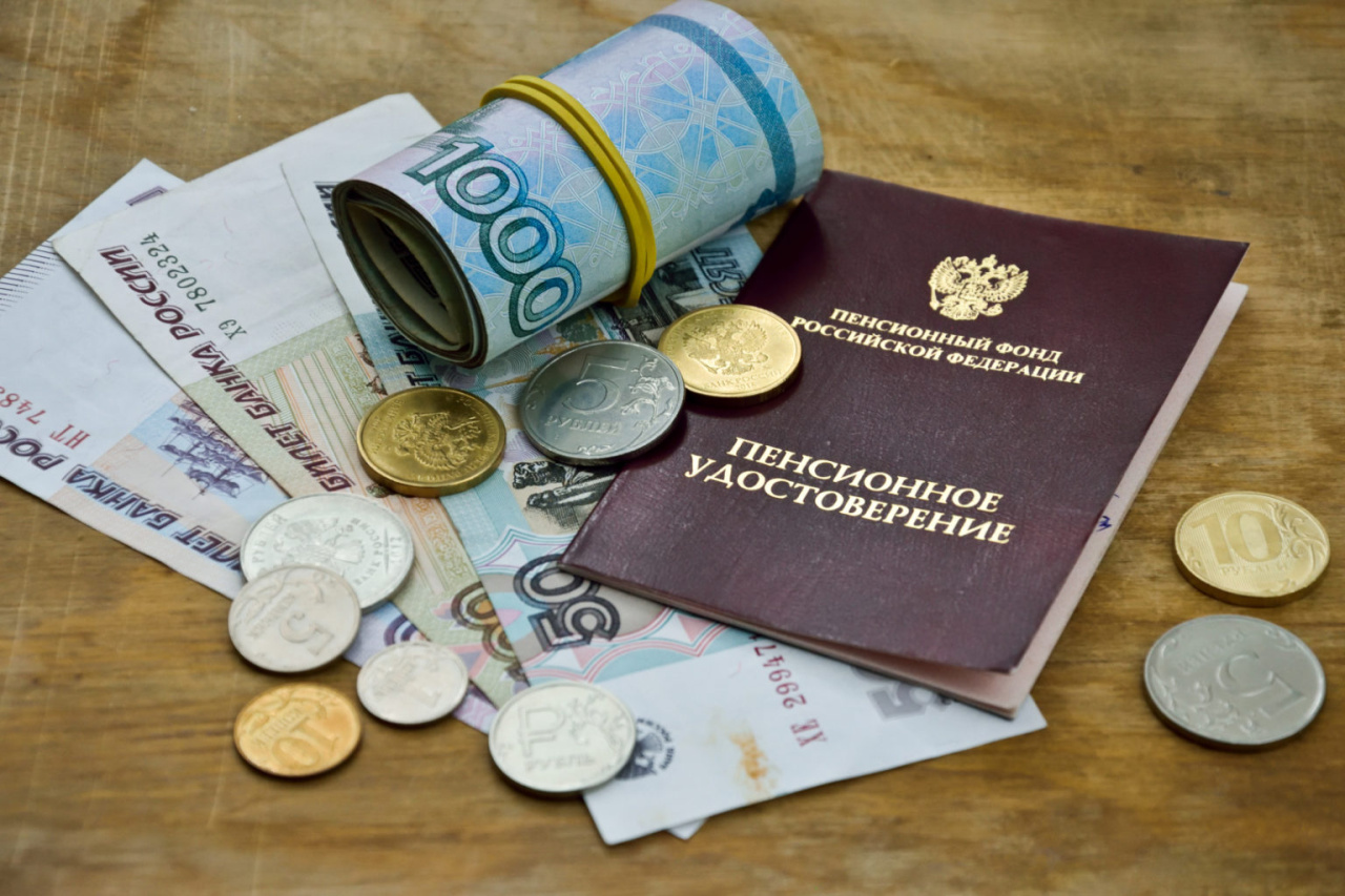 С учетом изменений в законодательстве дополнены периоды работы, включаемые в расчет страхового стажа для определения размеров пособий по временной нетрудоспособности