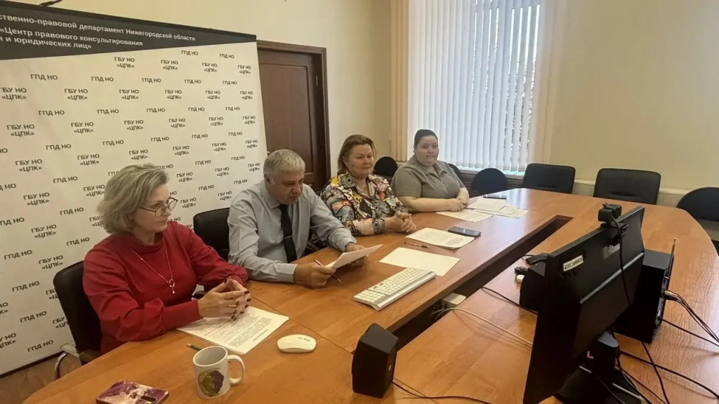 Люди за столом в рабочей обстановке.jpg Люди за столом в рабочей обстановке.jpg