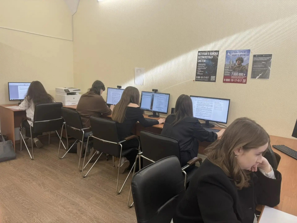 Люди за мониторами работают.jpg Люди за мониторами работают.jpg