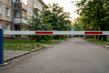 Даны разъяснения по вопросу установки шлагбаума на проезде или проходе на земельном участке, находящемся непосредственно у многоквартирного дома