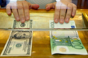 Продлен до 9 марта 2025 года запрет на взимание комиссии с физлиц при выдаче наличной иностранной валюты