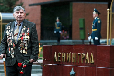 Единовременная выплата гражданам РФ, награжденным медалью "За оборону Ленинграда" или знаком "Жителю блокадного Ленинграда" будет перечисляться в соответствии с установленным порядком